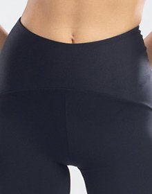 Detalhe do c&oacute;s alto texturizado da Legging Emana Freyja
